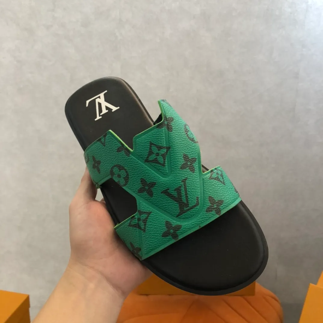 Factory price: 270💰LV counters are selling new brand luxury men's slippers, casual, loose and comfortable. The must-have model in the picture above [Happy][Happy], multiple colors available Size: 38-44, customized 45